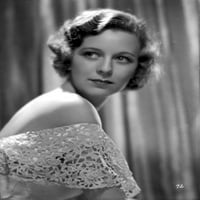 Маргарет Съливан, гледайки в бяла рокля с тъмна печат на червило